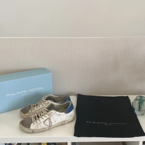 Philipe Model skor  - Intresekoll!! Ett par Philipe Model skor i hyfsat bra skick.  Skorna är storlek 43. Skorna är inköpta från Miinto i vintras för 3669kr. Dustbag, låda och kvitto följer med. Vid nån fundering så fråga.