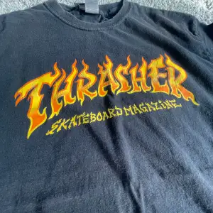 Storlek S Thraher Magazine T-shirt helt äkta och säljs på grund utav att den inte används. Lite slitage på logan elen annars felfri. Perfekt för både gymmet   och för att åka skateboard😁Nypris ungefär 300 kr