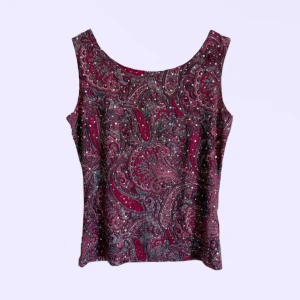 söt topp med paljetter🍒 - jättesöt topp köpt på beyond retro. aldrig använd🌺💕