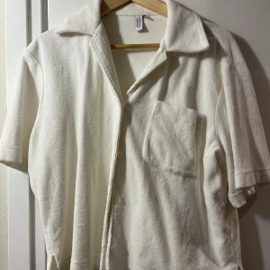 Frotté skjorta dam - Jätte cool snygg vit frotté skjorta från &other Stories. Strlk S men passar både mindre å större storlekar 🩷 Perfekt till sommaren!! Köpt för 400-500kr säljer endast för 300kr, helt i nyskick. Pris kan diskuteras vid snabb affär 🩷🩷