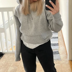 Grå hoodie - Säljer denna gråa hoodie då den inte kommer till användning, använd ungifär ett tiotal gånger så fortfarande väldigt bra skick
