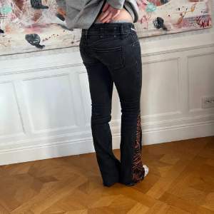 REMORKED: lågmidjade diesel jeans, bootcut. Djurmömstrad/tiger kil. Så snygga, perfekt passform och unika jeans. Midjemått 80cm. Innerbenslängd 83cm