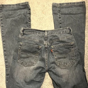 Levis flare jeans  - Säljer mina jättefina Levis då dom är lite för stora på mig, dom är bra i längden på mig som är 163 och skulle passa även lite längre personer. Bra skick och bootcut/ flare modell med midwaist/low midja  midjemått: 37 rätt över Innerben: 78