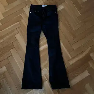 Fina svarta bootcut jeans från lager 157. Använda ca 3 gånger, eftersom de är några cm för korta för mig som är 176 ❤️