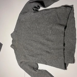Stickat tröja  - Grå stickat tröja från Uniqlo.