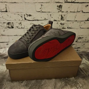 Christian louboutin - Säljer nu mina christian louboutin då dem inte passar och tänker att någon annan kan få dem för bra pris. Allt og medföljer. Fler bilder vid intresse. Priset är inte hugget i sten.😀