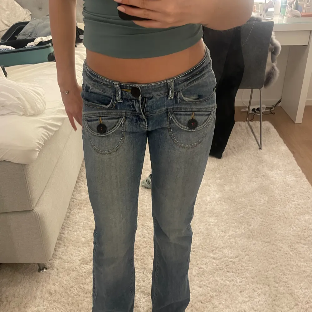 Skitsnygga lågmidjade jeans med fickor fram och bak!! 😍storlek s! Midjemått 39 rakt över samt innerbenslängd 83 cm! Passar perfekt på mig som är 170💕. Jeans & Byxor.