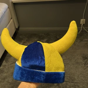 Sverige vikingarhatt - tjena, säljer min sverige hatt nu då den aldrig används, Skicket är som gott som nytt