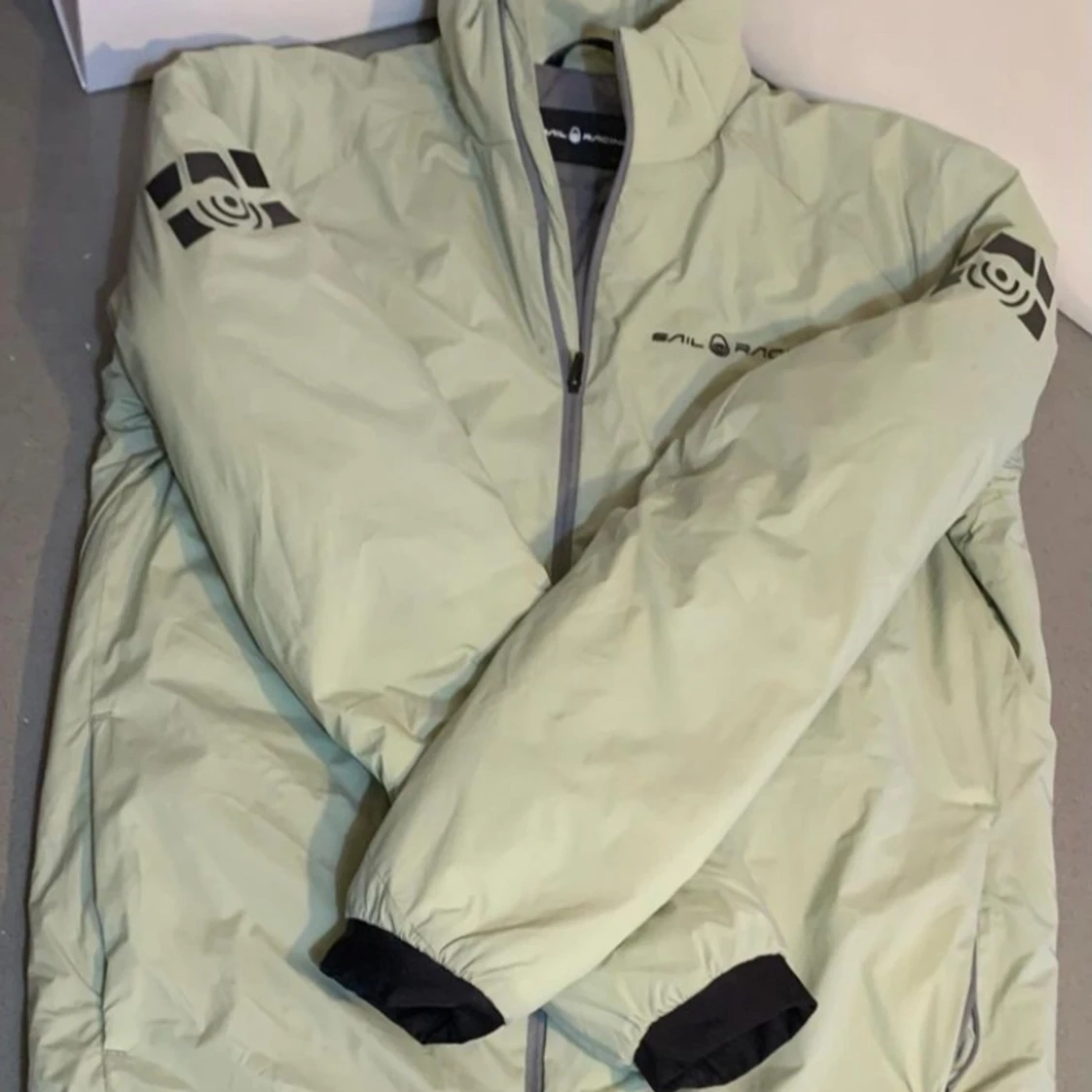 En Sail racing vindjacka