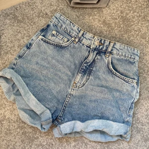 Blåa jeans shorts - Blåa jeans shorts från Gina tricot i storlek 32.