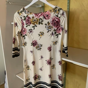 Sommarklänning - Helt oanvänd klänning från primark med söta Blom motiv.  Storlek 38