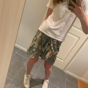 Supersöt kjol från ONLY  - Superfint till kjol till sommaren! Endast använd ett fåtal gånger och i superfint skick. Storlek xs ❤️❤️