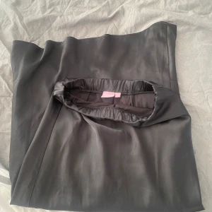 Nelly x Bianca satin kjol - Fin satinkjol ifrån bianca ingrossos kollektion med Nelly. Storlek 36 men passar nog både ner och upp i storlek beroende på önskad passform. Har ett insytt resårband i midjan och en underkjol