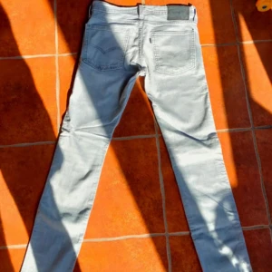 Gråa Levis jeans slim 31/32 - Står storlek 31/34 men passar bättre som 31/32. Skicket är bra och färgen är riktigt nice.