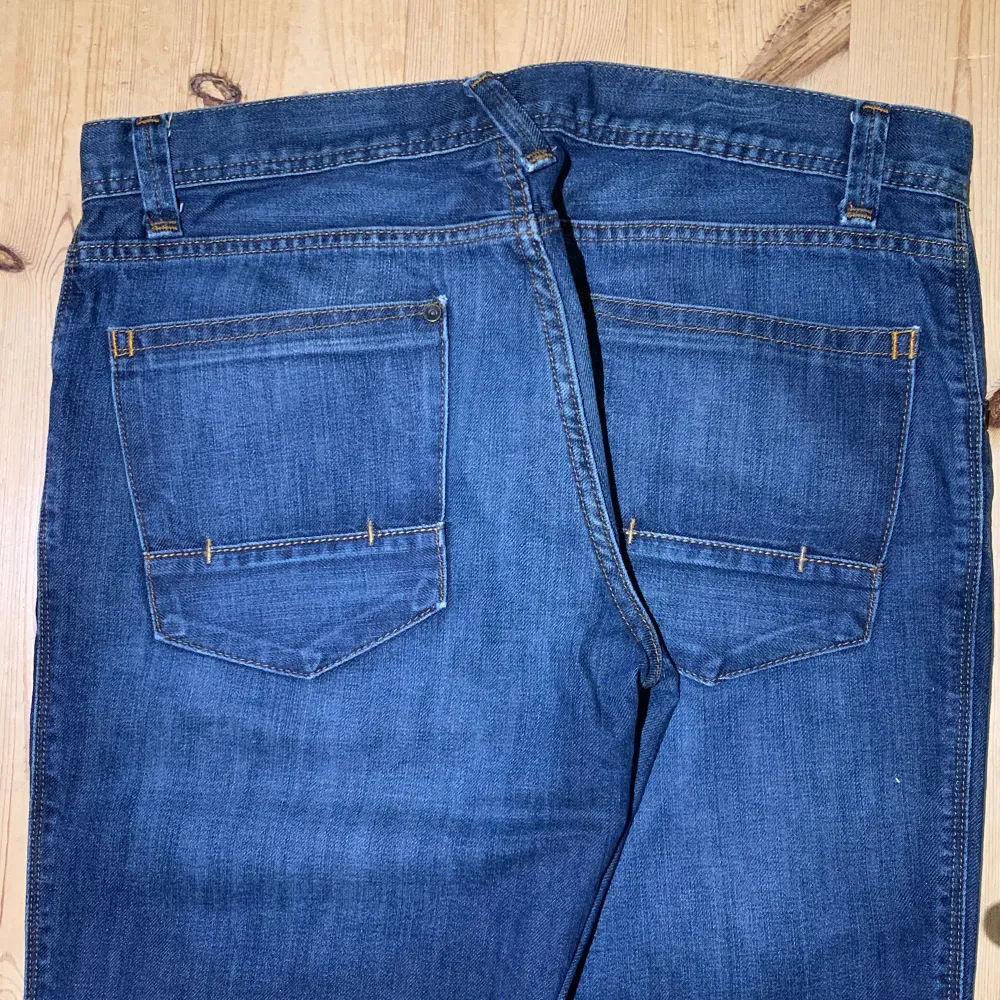 American Rag jeans i storlek W34/L30. Lite slitna längst ner. Jag på bilden är 180 cm. Mått: ytterbenslängd - 101 cm, midjemått - 45 cm, benöppning - 22 cm. Skriv för fler bilder och frågor!. Jeans & Byxor.
