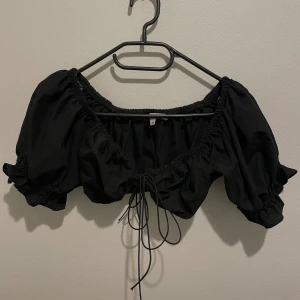 Crop top - Svart croppad topp med puffärmar från Chiquelle, storlek Xs. Använd ett fåtal gånger✨