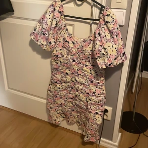 Sommarklänning - Super fin figursydd klänning,köpt här på Plick, men var för liten för mig så jag säljer den.🤗