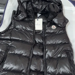 Moncler vest  - Hej säljer min moncler vest två veckor använd. Dunder kvalite för mer info kom privat. Pris 1999kr.