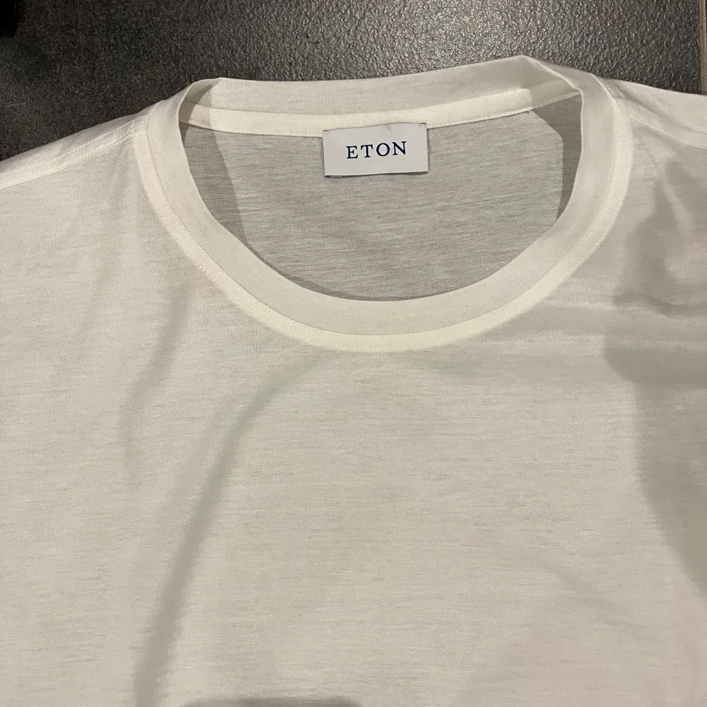 Hej, jag säljer min helt nya Eton t shirt. Inga fläckar eller något och riktigt snygg. Den är lite genomskinlig men så är eton design.  Nypris: 1299 Skick: 10/10. T-shirts.
