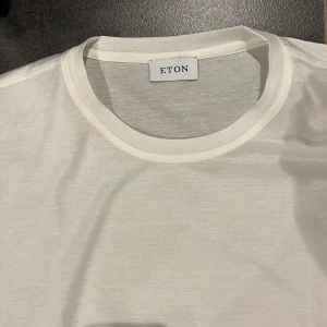 Eton t shirt - Hej, jag säljer min helt nya Eton t shirt. Inga fläckar eller något och riktigt snygg. Den är lite genomskinlig men så är eton design.  Nypris: 1299 Skick: 10/10