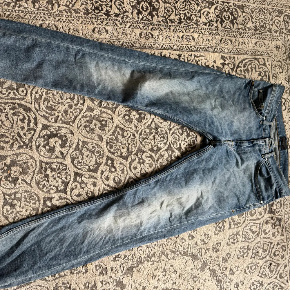 Tiger of sweden jeans skick 9/10 pris 199kr modellen 184 men passar folk från 175 till 185 . Jeans & Byxor.