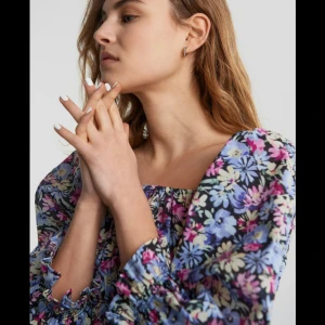 Somrig topp - Ginatricot - Topp från Ginatricot, superfin och somrig💓 kan ha på sig både som på bild och som off shoulder. Stretchig material. 