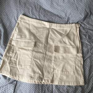 Säljer denna otroligt snygga cargo kjol då den blivit för liten. Använd 2 gånger.  Nypris runt 500. Storlek 42 men sitter som en 40