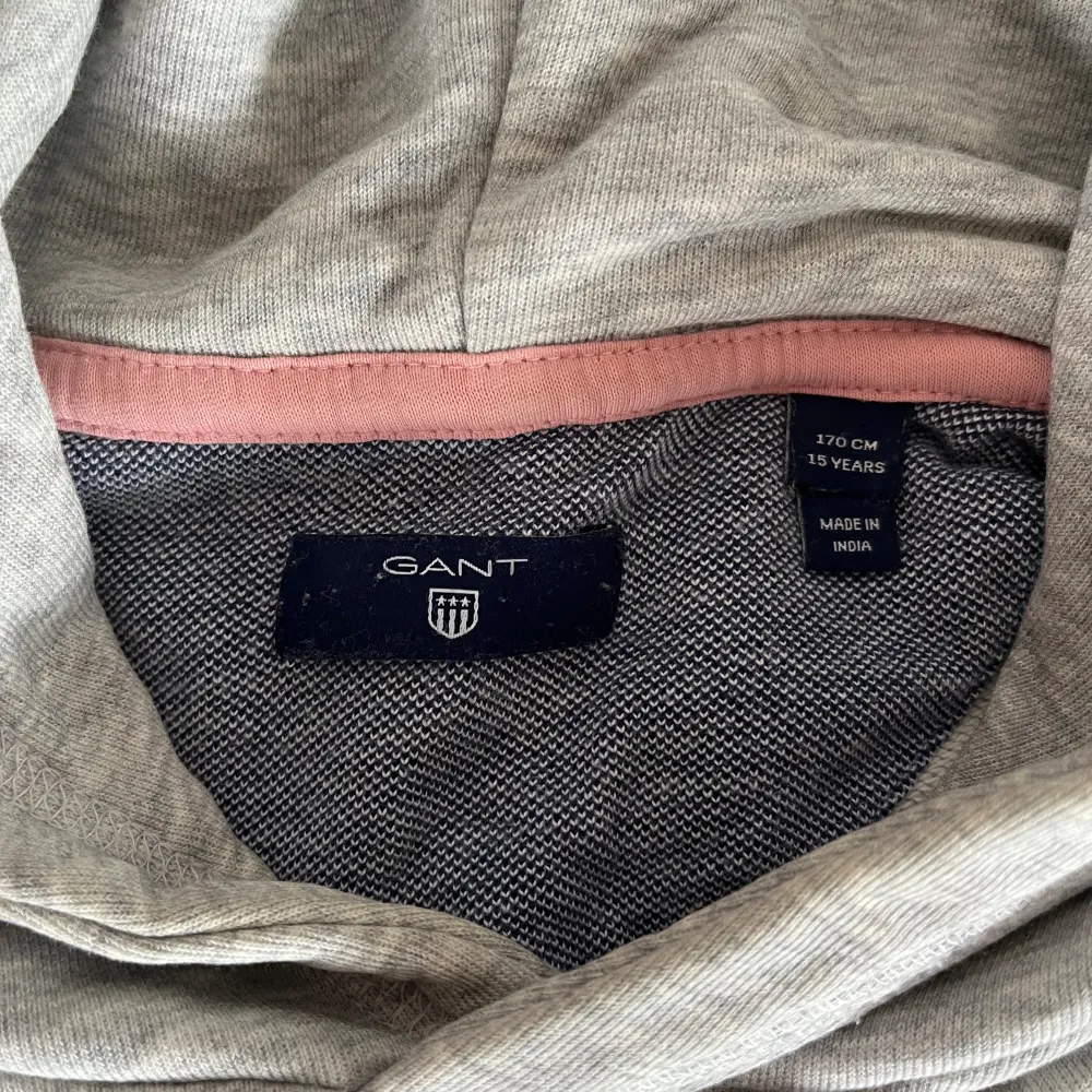 Snygg grå gant hoodie med rosa detaljer💗 Ganska använd men ändå i bra skick! Storlek 170 men passar som en xs☺️. Hoodies.