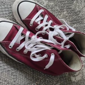 Converse stl 38 - Mycket fina Converse mörkröda. Sparsamt använda förra sommaren. 