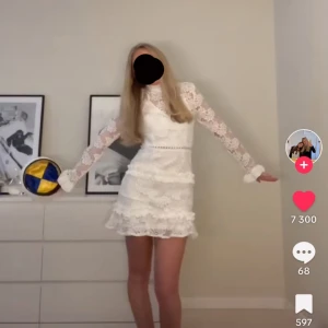 Student klänning - Säljer denna super fina studentklänning. Helt ny med prislapp kvar, i strl 36 Säljer då den tyvärr va lite för stor för mig (har vanligen xs) Nypris 650kr Mitt pris: 500kr