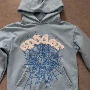 Ljus blå Spider hoodie, helt ny. Storlek Small. Stor i storleken passar nog M också