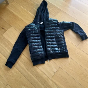 Moncler cardigan  - Säljer min moncler cardigan. Kan gå ner i pris vid snabb köp