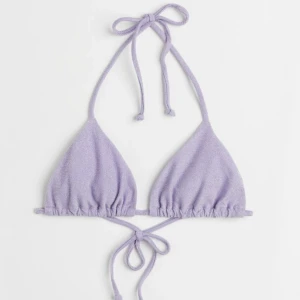 Bikini - Säljer detta jättefina bikini set från hm. Både underdel och överdel är storlek S, oanvänt med lappar och ”skyddsplast” kvar!! 💜glittrig ljuslila, slutsålt på hemsidan