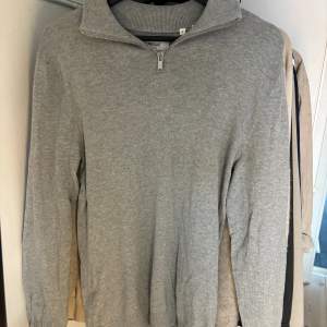 Hej! Säljer en går half zip i storlek S, passar medium . Tröjan är använd fåtal gånger och i bra skick nypris på dessa är 399kr vårt pris är 179kr, vid frågor och funderingar så hör av dig till oss. Mvh AL_closet.