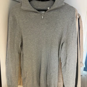 Grå half zip storlek Small - Hej! Säljer en går half zip i storlek S, passar medium . Tröjan är använd fåtal gånger och i bra skick nypris på dessa är 399kr vårt pris är 179kr, vid frågor och funderingar så hör av dig till oss. Mvh AL_closet.