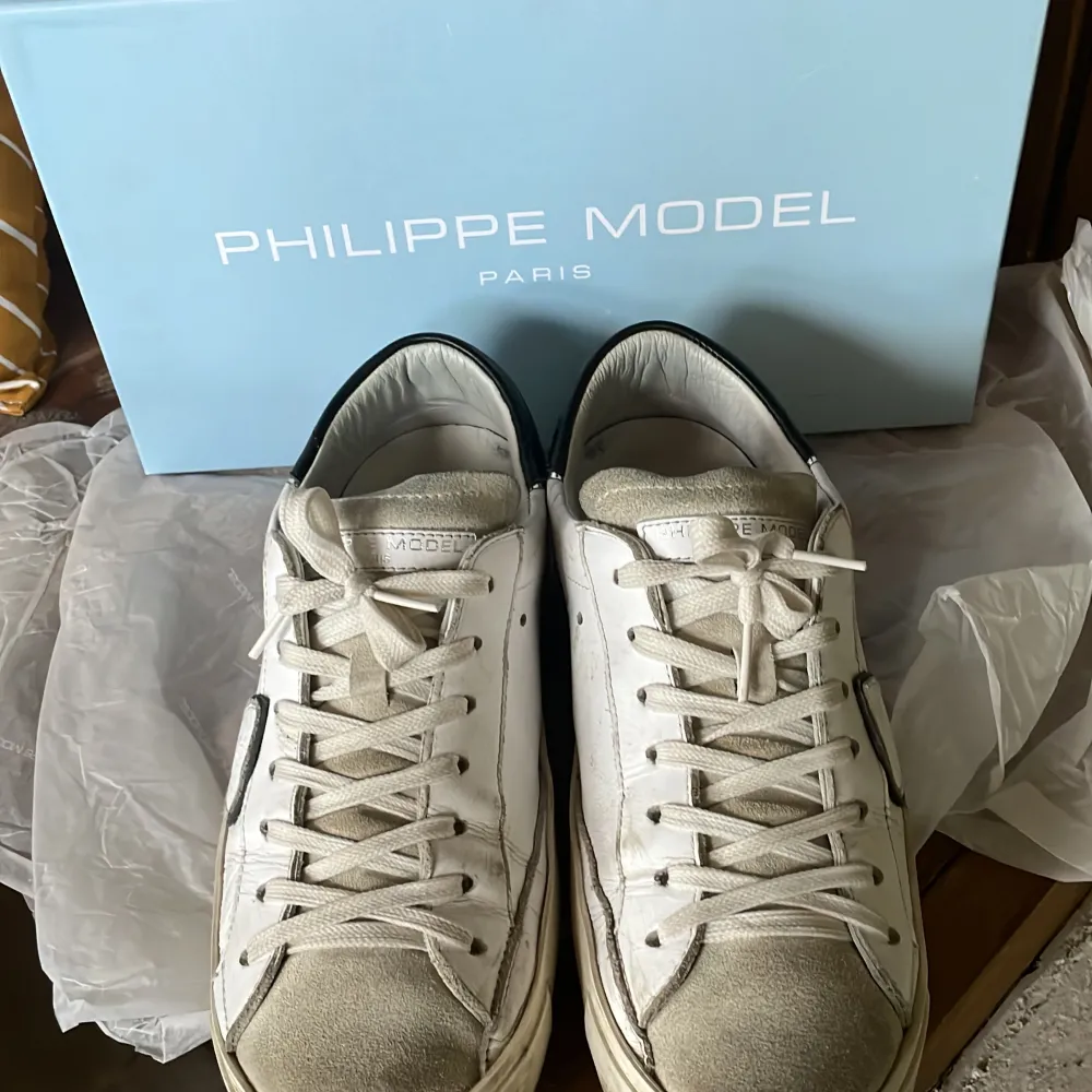 Ett par Philippe model skor i storlek 40, de är i mycket bra skick och där av priset men priset kan diskuteras vid snabb affär. Jag tar även emot byten,  Om du har några funderingar hör bara av dig 👌👌. Skor.