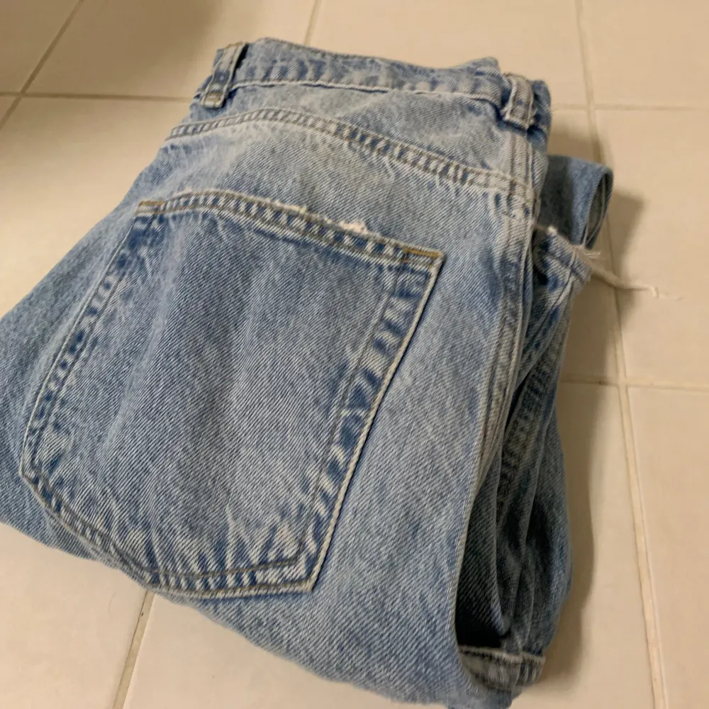 Jag säljer mina jeans som jag använt endast några fåtal gånger eftersom den är för stor. De är ifrån GinaTricot men köpt för längesen så vet inte vad de var för pris då men jag säljer för 150kr💕. Jeans & Byxor.