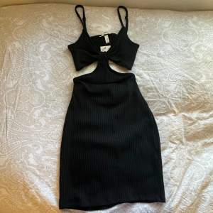 En kort klänning från H&M som är helt oanvänd med prislapp kvar🤍 Nypris: 199kr