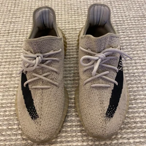 Adidas Yeezy 350 v2  - Adidas Yeezy 350 v2  Storlek 45 1/3 men jag har haft dom och jag har storlek 43 Skick 9/10 Ny pris 5600kr Skriv för mer information  Priset går och diskutera 