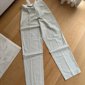 Filippa K Julie linen ivory  - Helt nya Filippa K Julie linen storlek 36. Nypris 2400. 54% bomull och 46% linne