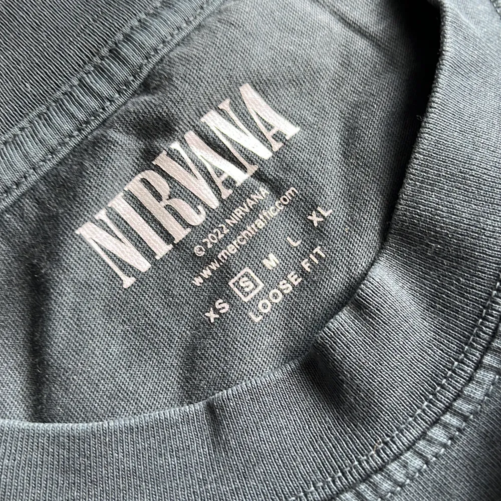säljer den här nirvana tshirten från carlings 💕 större i storlek då den är unisex o loose fit 🪩 knappt använd o inga defekter! . T-shirts.
