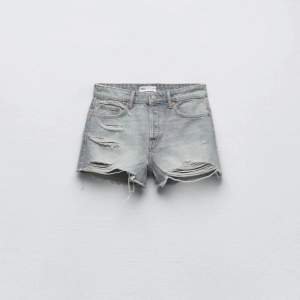 Jättefina jeans shorts från zara! Dem är grå men ljuset får dem att se lite blåa ut💕 Dem är Low waist💕