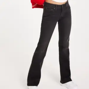 Low waist bootcut jeans ifrån Levis, använda 2ggr, jättefint skick!!  Modellen på bilden är 174cm lång och bär storlek W26/L32, men dom funkar även bra på mig som är 164cm!!💕