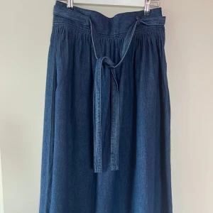 Jeans kjol - I storlek L men det är japansk storlek så den motsvarar storlek S. Inga defekter, använts 1 gång