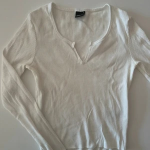 Vit långermad tröja - Vit tröja från gina tricot i storlek S köpt på vinted men har inga defekter kommer tyvär bara inte till användning, pris kan diskuteras och skriv för mer frågor eller bilder💗