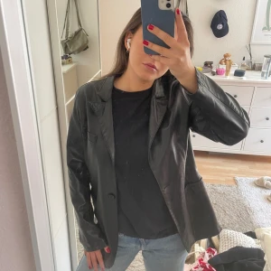 Skinnkavaj - Säljer denna såå snygga kavaj/jacka i fake skinn från Nakd! Storlek 36!🌟 Passar till allt, både vardag och utgång🙌obs innertyget längst ut på vänstra armen har lossnat lite (kan skicka bild) men kan lätt sys ihop eller klippas, inget som syns utåt