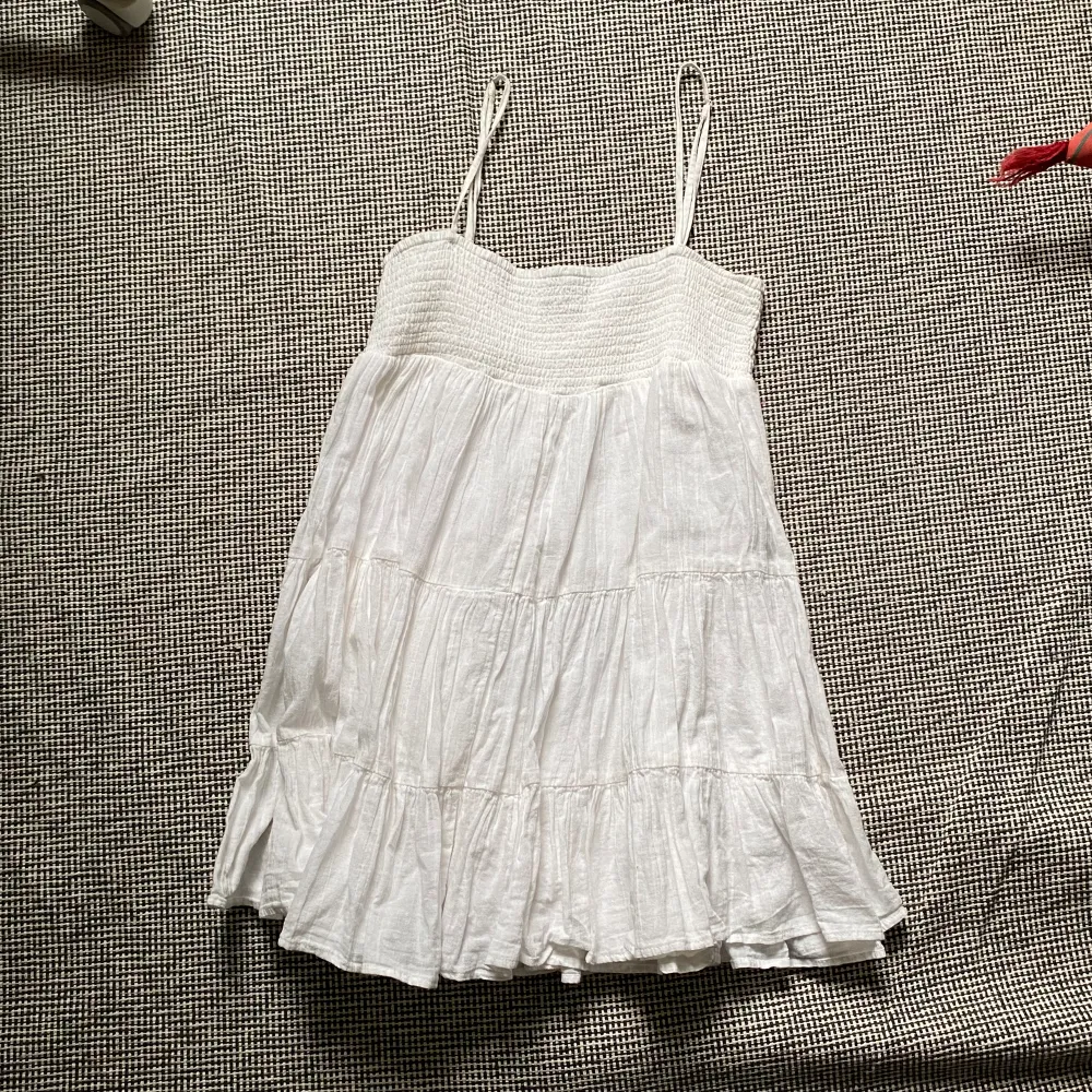 Säljer denna superfina lite kortare vita klänningen ifrån Zara i storlek S:)💞 Super fint skick!. Klänningar.