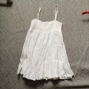 Säljer denna superfina lite kortare vita klänningen ifrån Zara i storlek S:)💞 Super fint skick!