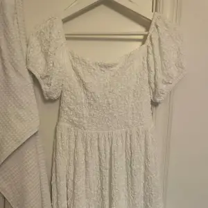 Vit kort klänning, perfekt för skolavslutningen eller studenten✨  Aldrig använd eftersom jag råkade beställa i för liten storlek💘