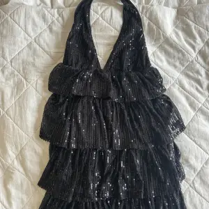 Säljer nu denna skit snygga och populära klänningen från shein 🩷 Glittrig och öppen i ryggen, perfekt längd ! Klänningen är från Shein i storleken XS 